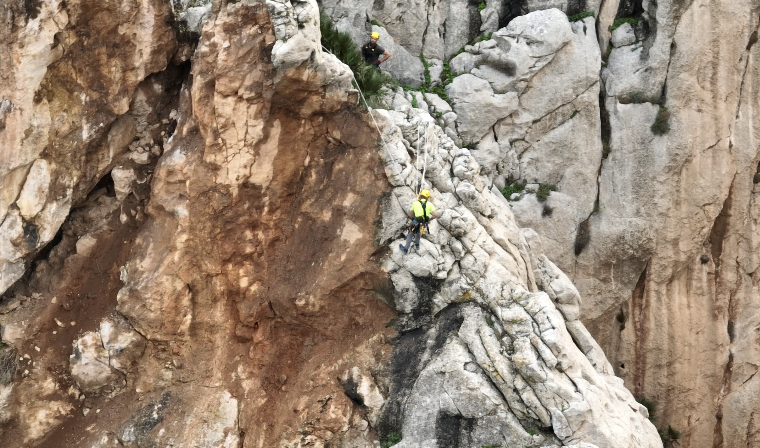 Así es el espectacular trabajo de una docena de especialistas para reabrir el Caminito del Rey tras el temporal.