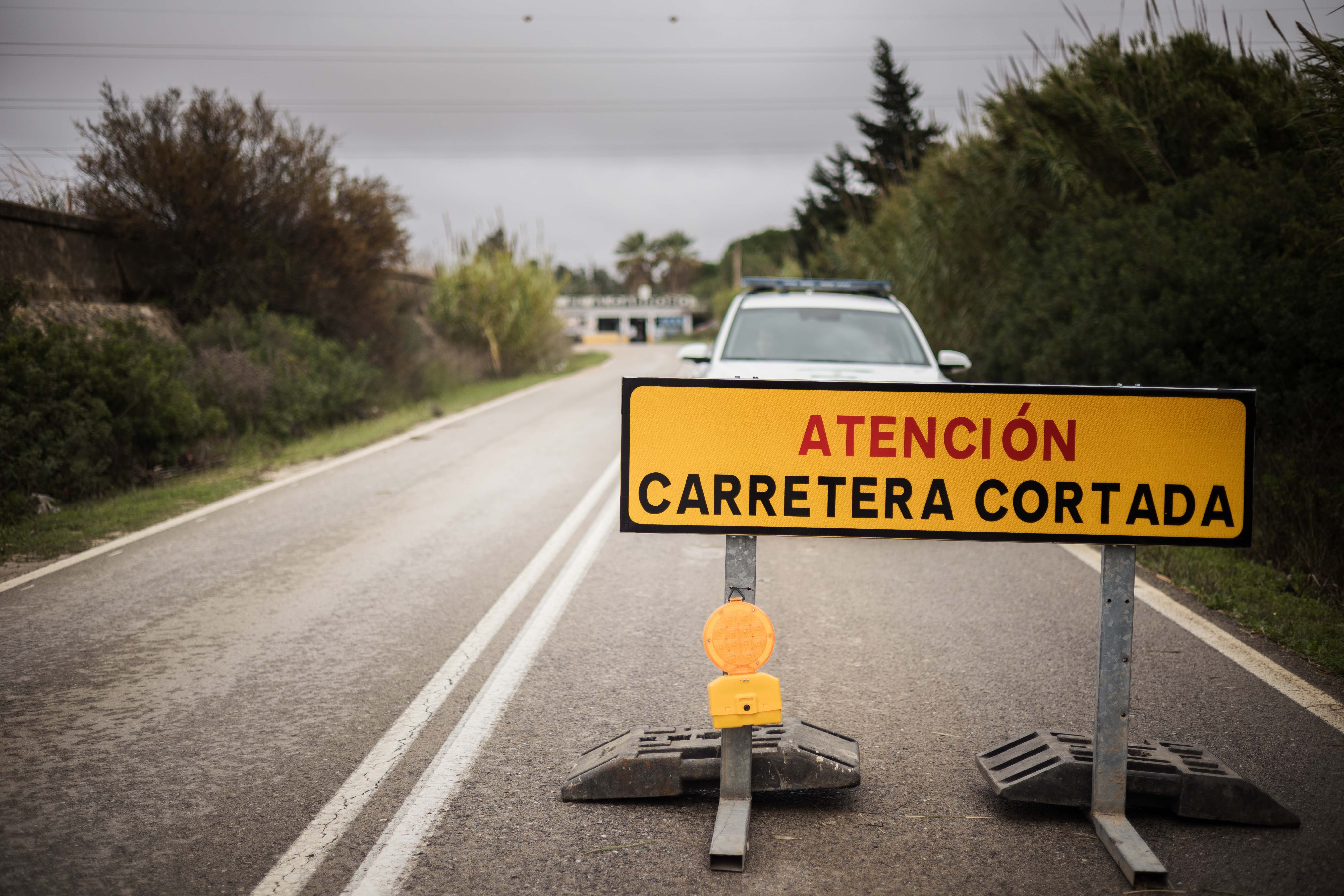 Imagen de archivo de una carretera cortada.