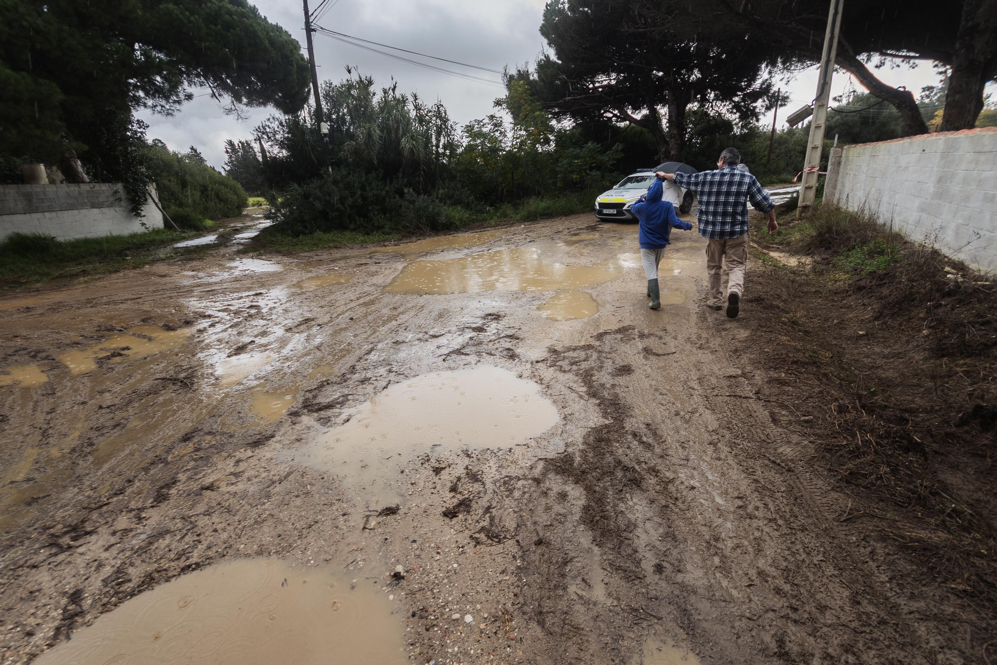 Enormes charcos en la zona de El Algarrobo, en Puerto Real, tras el temporal.