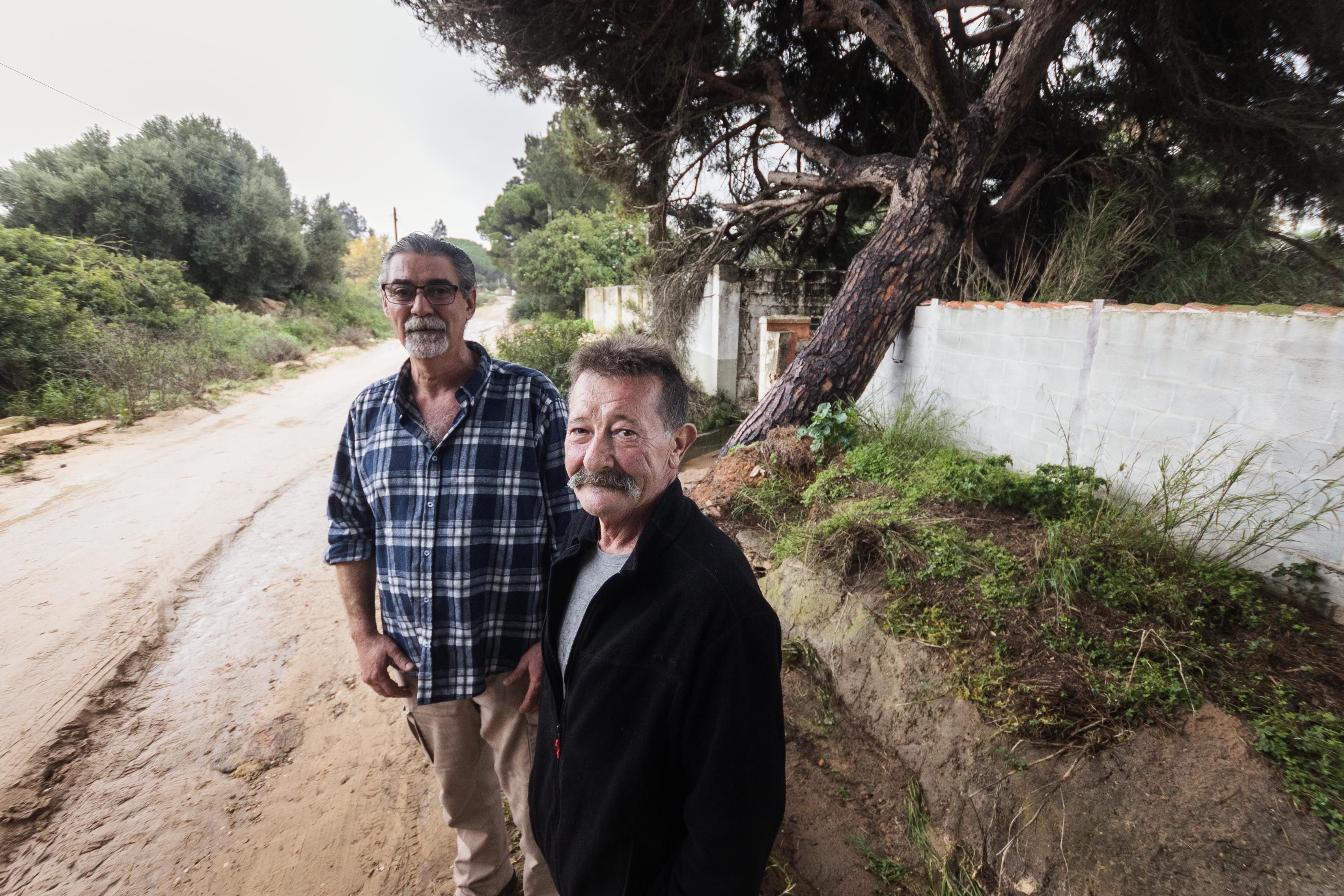 Alfredo y Manolo avisan de la caída del pino. 