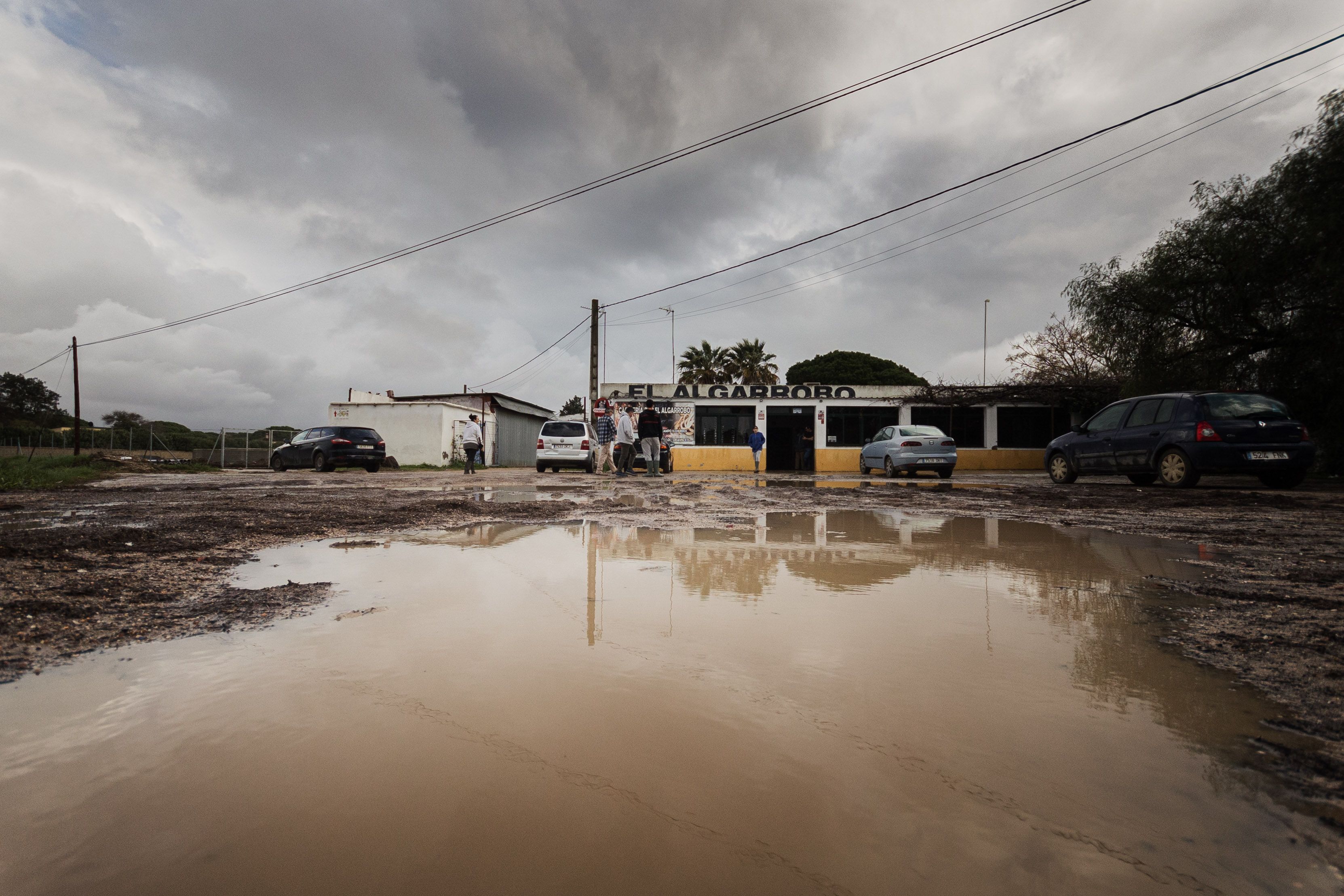 Inundaciones en la entrada de la venta El Algarrobo.