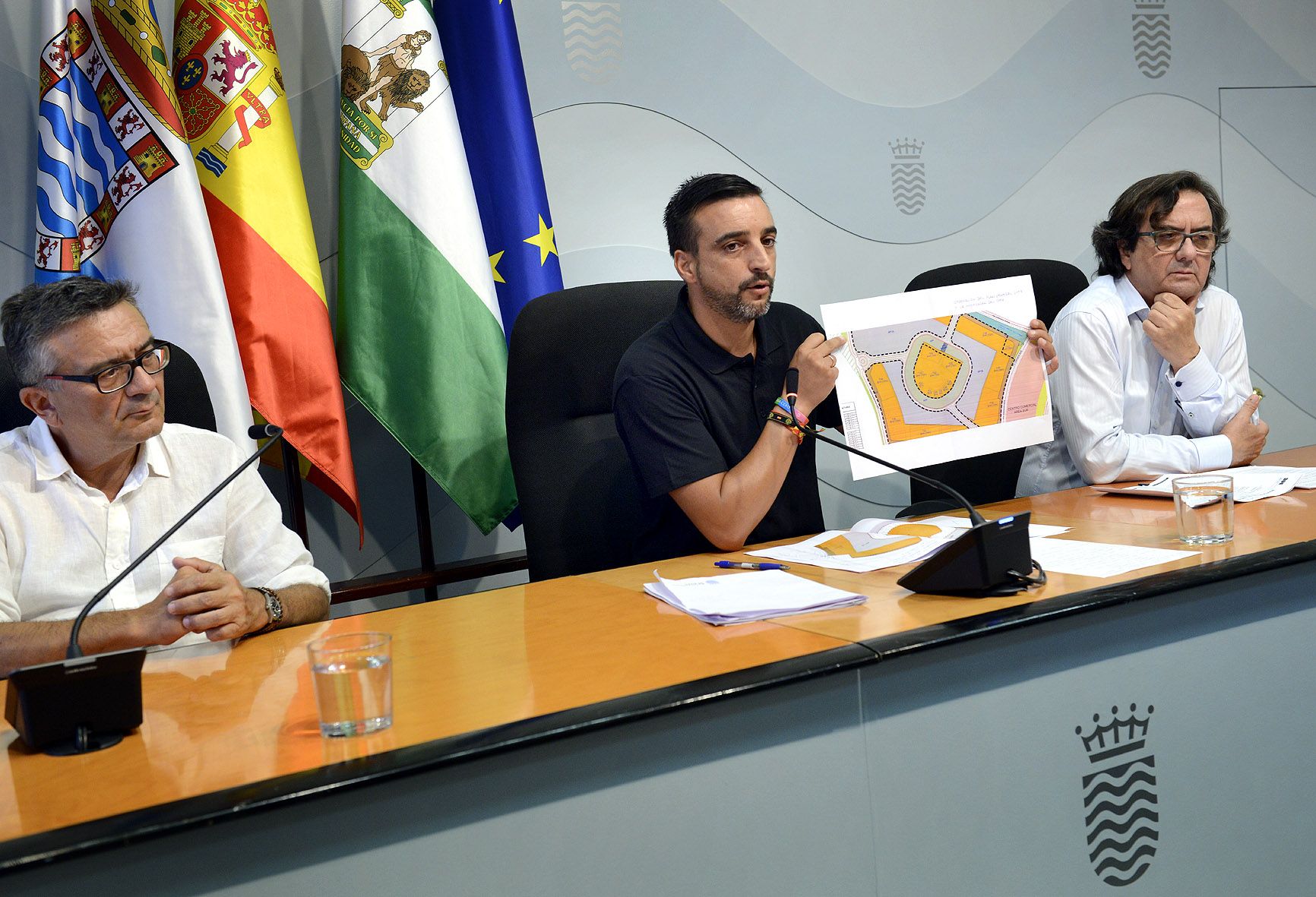 El teniente de alcaldesa José Antonio Díaz, en rueda de prensa, mostrando un plano del PGOU.