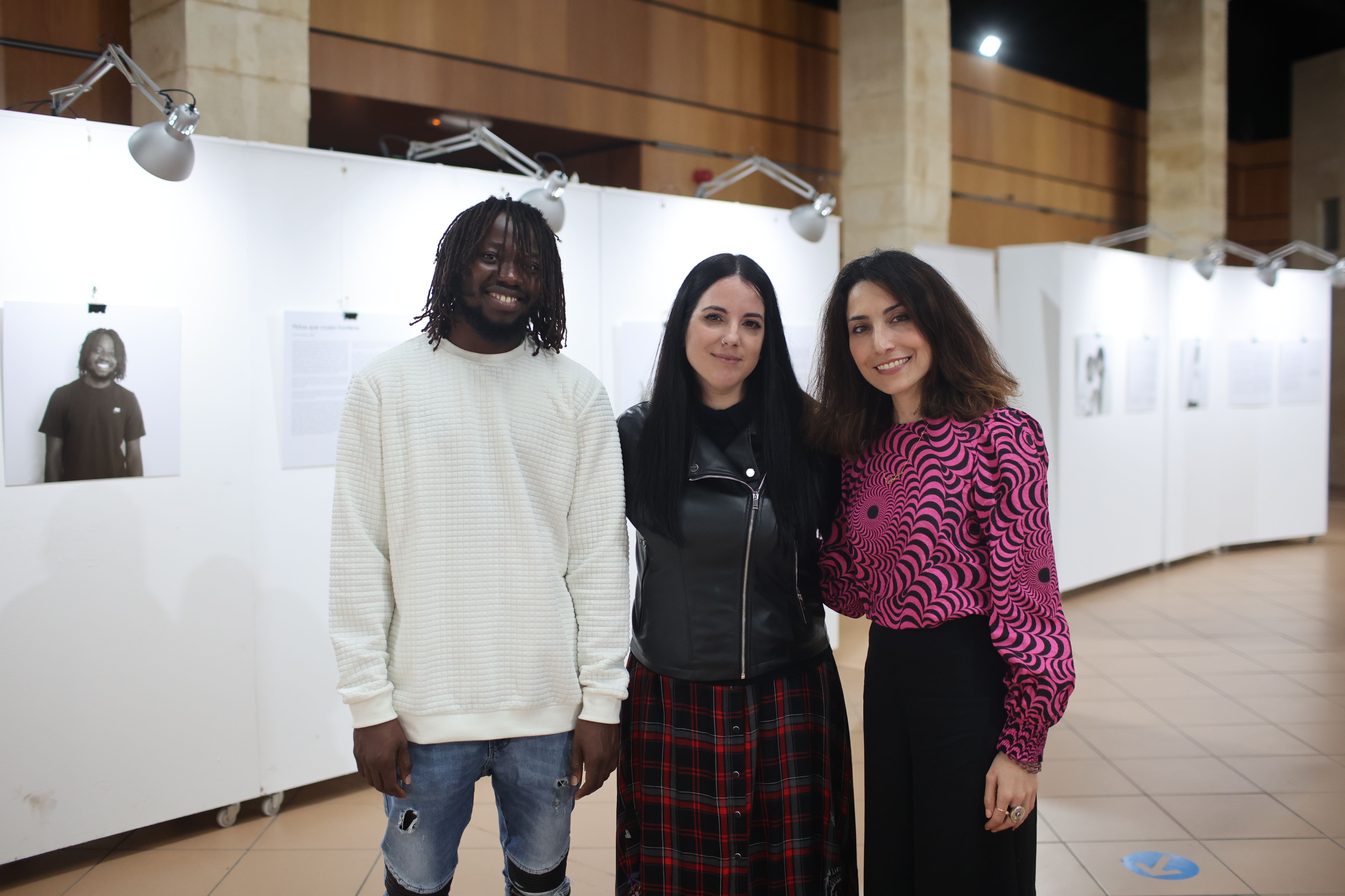 Sale Fofana, Yolanda Rosado y Nazanin, en la exposición que conmemora los 30 años de CEAin.