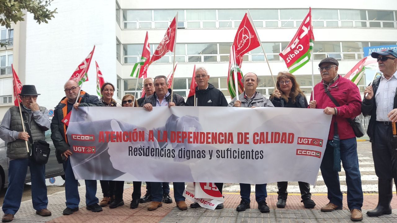 Concentración en Cádiz de dirigentes de CCOO de la Federación de Pensionistas y Jubilados el pasado año.