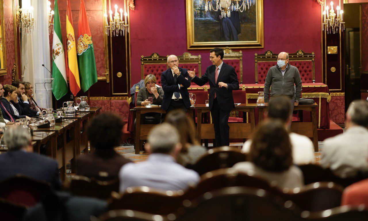 El alcalde de Granada, Paco Cuenca, con el comité encargado de elaborar la candidatura.