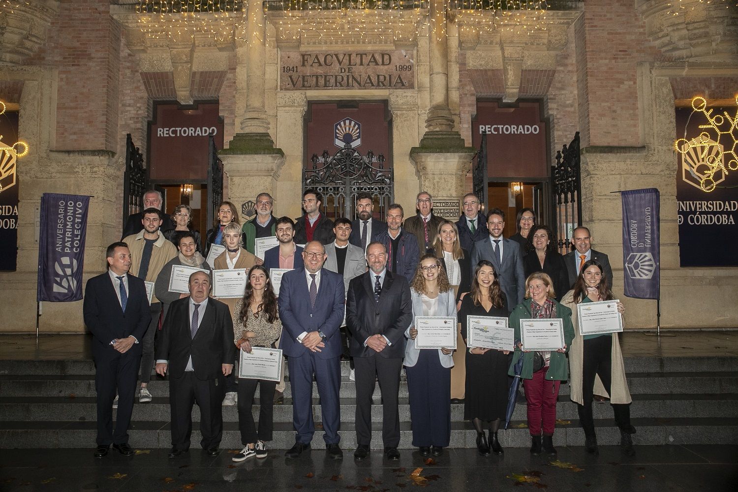 Foto de familia de los premiados y representantes de la Universidad de Córdoba y Caja Rural del Sur.
