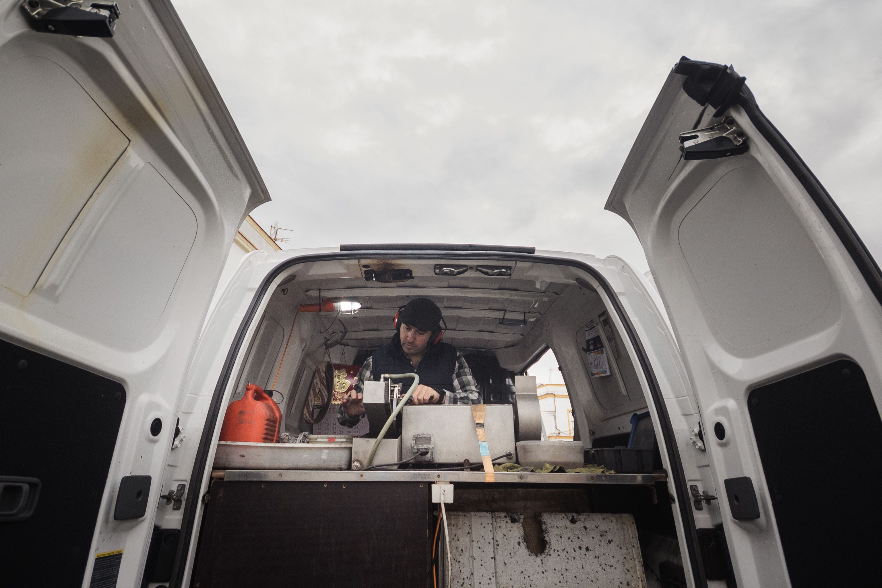 José Miguel, afilando en su taller móvil.
