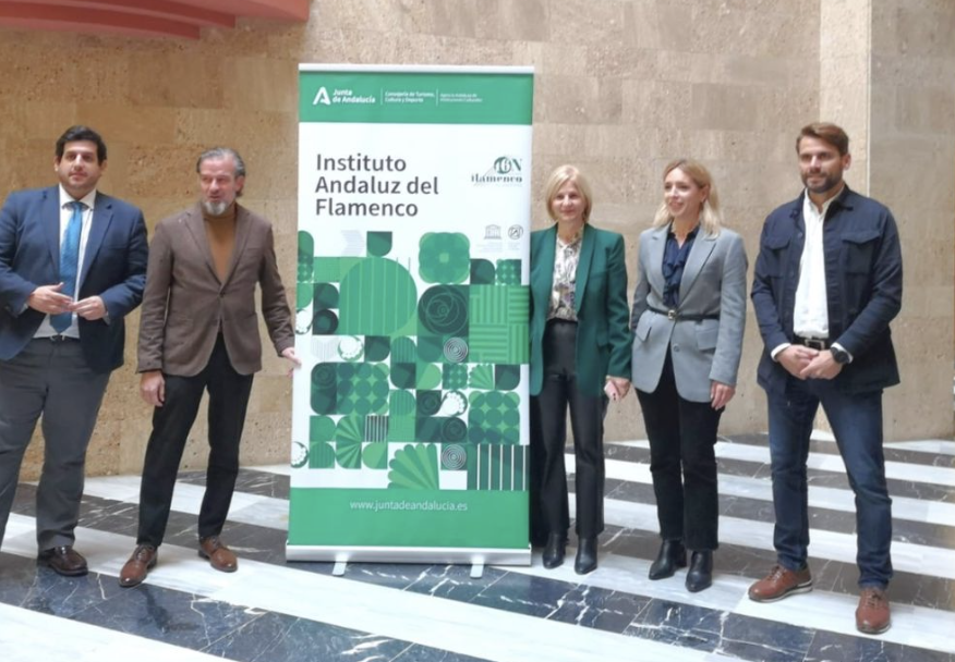 En el centro de la foto de la discordia, García-Pelayo y el viceconsejero de Turismo, Deporte y Cultura, Víctor González, este jueves en el Ayuntamiento de Jerez.