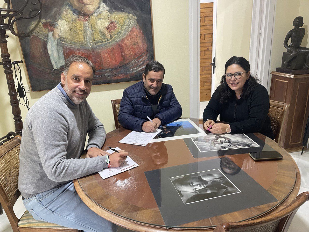 El alcalde, Ramón Galán, firmando el convenio con la banda de música Nuestra Señora de Palomares de Trebujena.