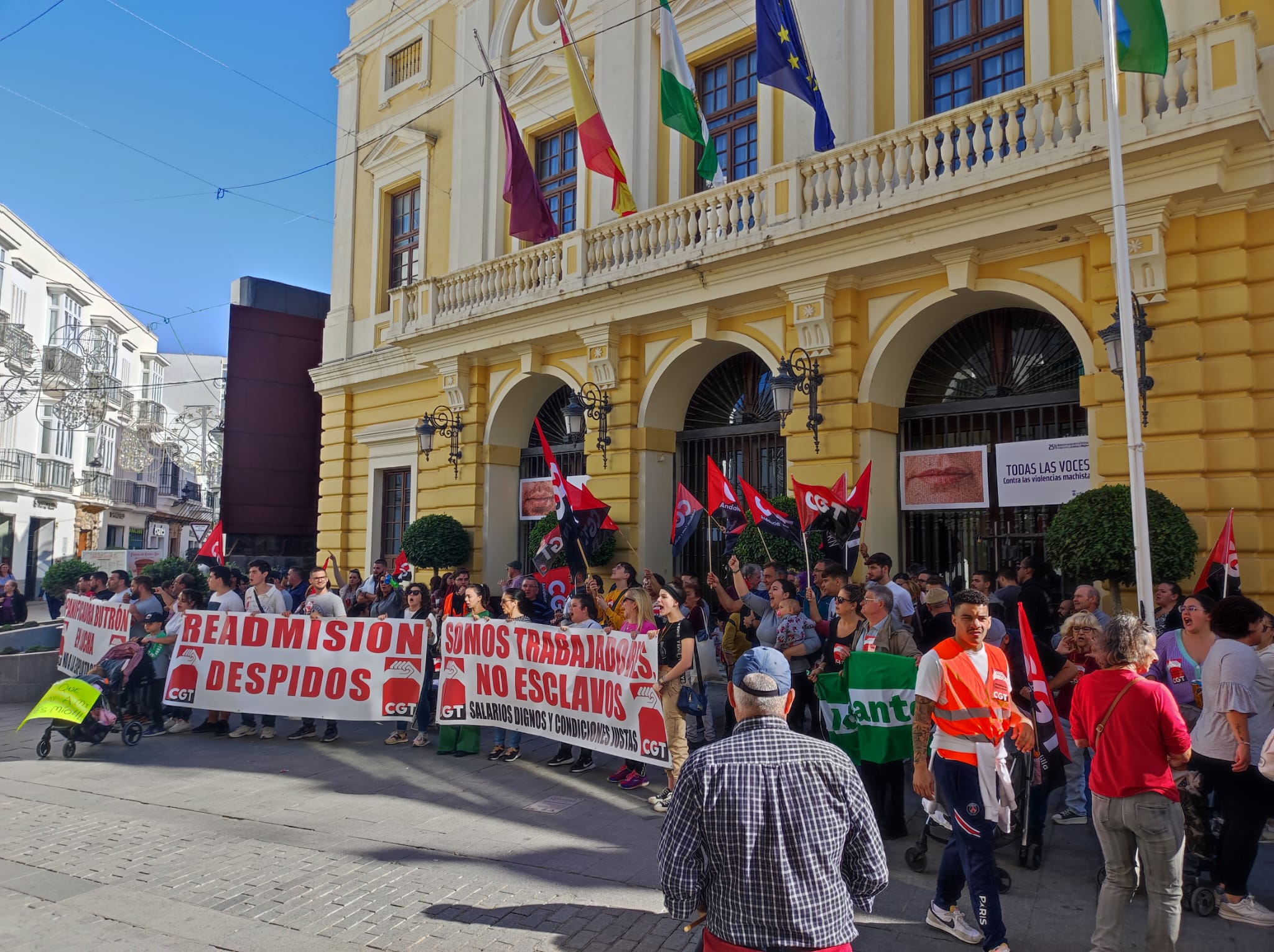 Manifestación de los trabajadores de la panificadora Butrón a las puertas del Ayuntamiento de Chiclana.  CEDIDA