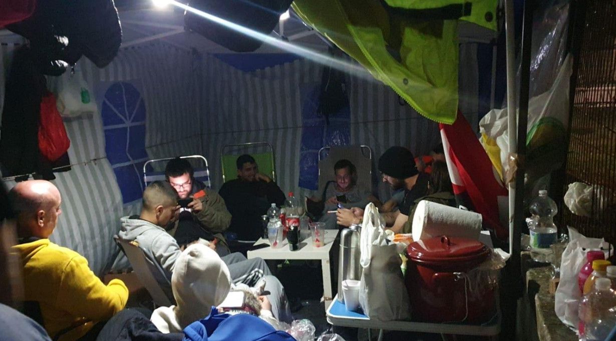 Trabajadores acampados en la puerta de la nave de la panificadora Butrón en Chiclana.
