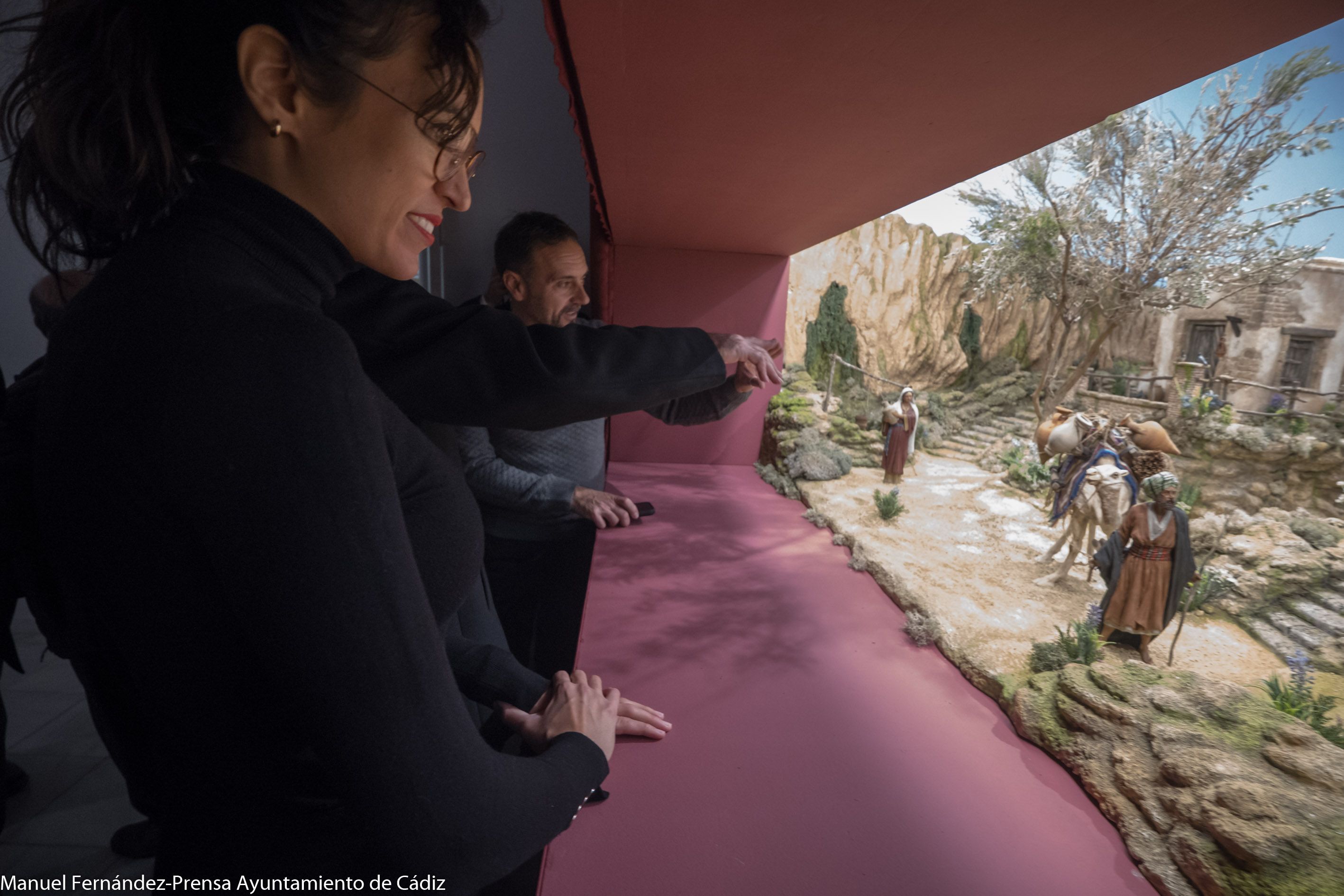 La concejala de Cultura y Fiestas, Lola Cazalilla, durante la apertura del Belén municipal.