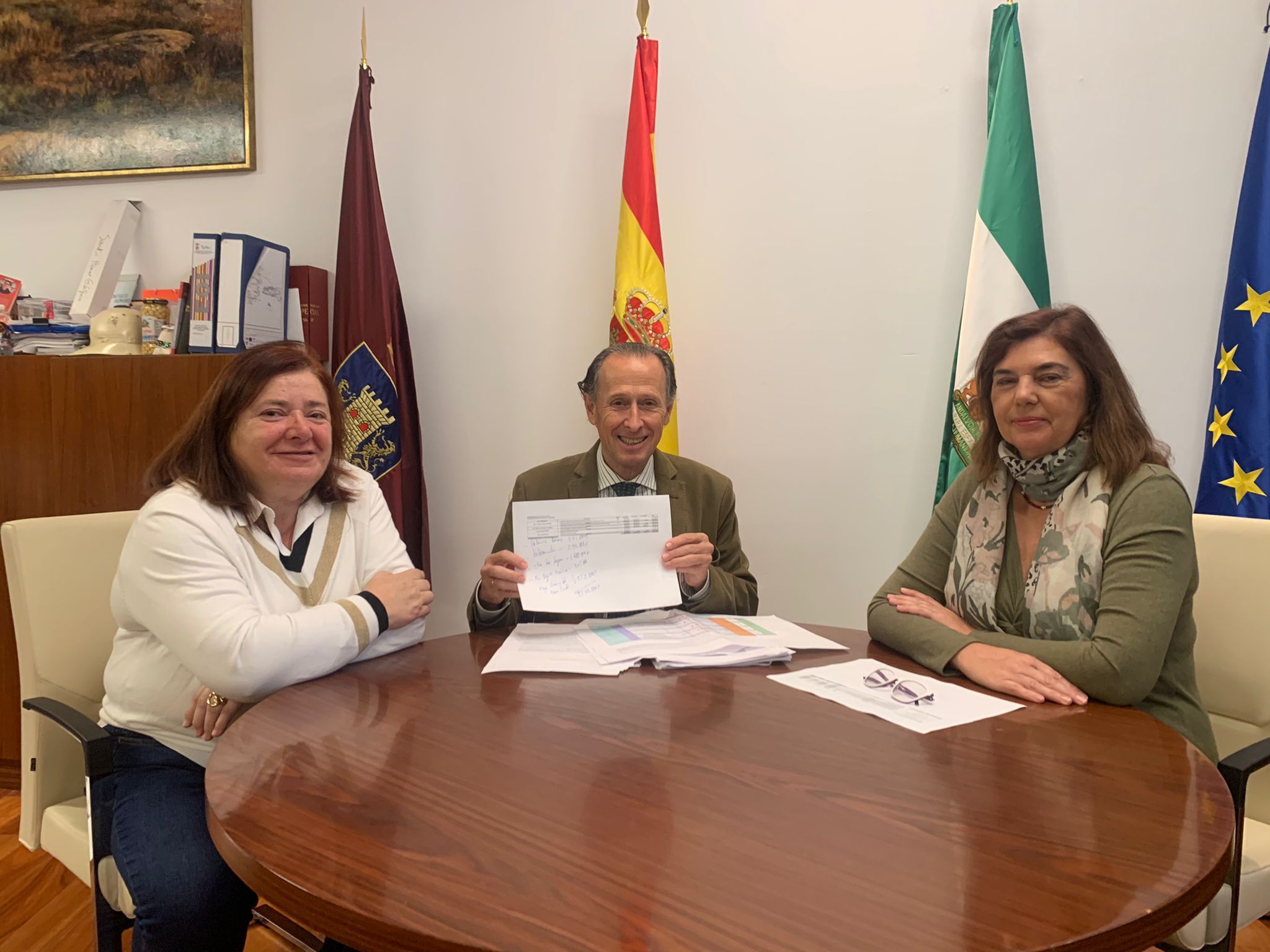 El alcalde de Chiclana, José María Román, ha comparecido en rueda de prensa junto a la portavoz del gobierno y la delegada municipal de Turismo, Cándida Verdier y Pepa Vela, respectivamente, para presentar las novedades en la carretera de Las Lagunas.