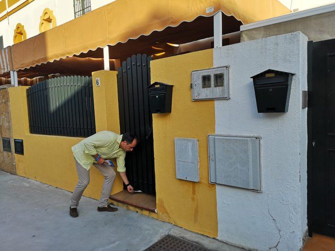 El líder del PP local, Antonio Saldaña, buzonea por la ciudad dentro de la campaña que ha emprendido para informar desde su partido de las bonificaciones agua y alcantarillado del Ayuntamiento. FOTO: PP