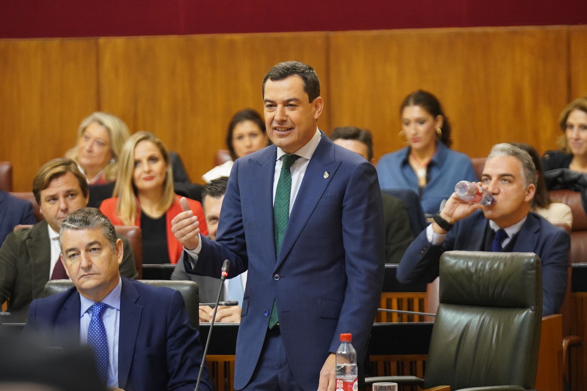 Moreno, en un momento de la sesión de control de este jueves, ha dicho que las enfermeras de la sanidad andaluza son ahora "las terceras mejor pagadas de España".