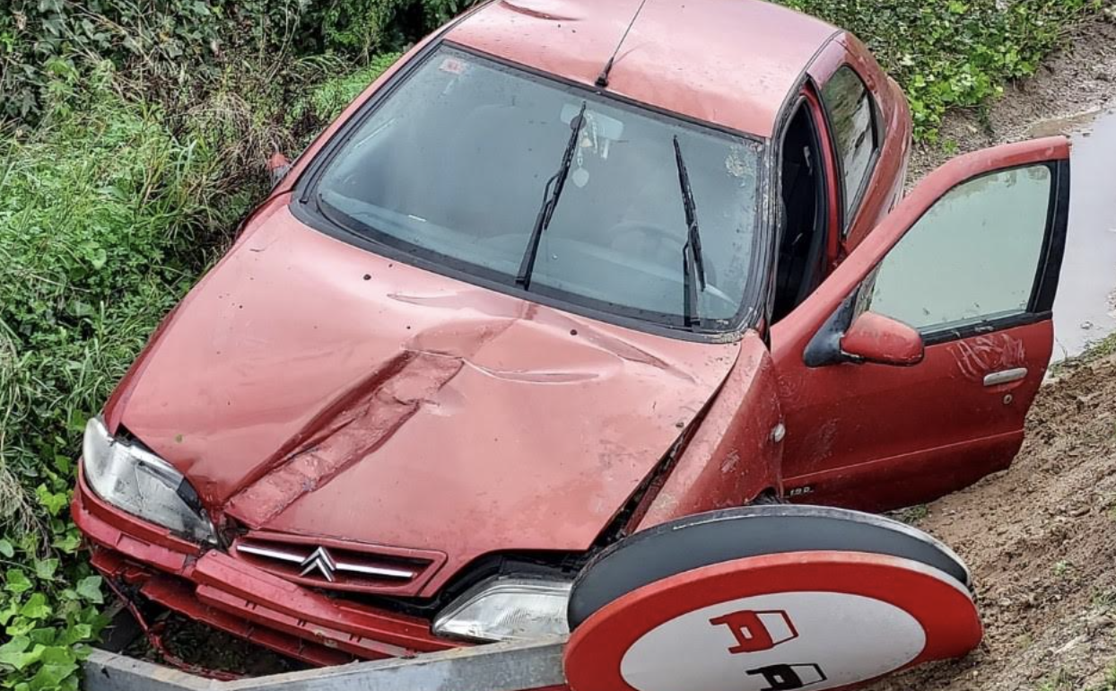 Evacuado al hospital tras una salida de vía en El Puerto por las lluvias.