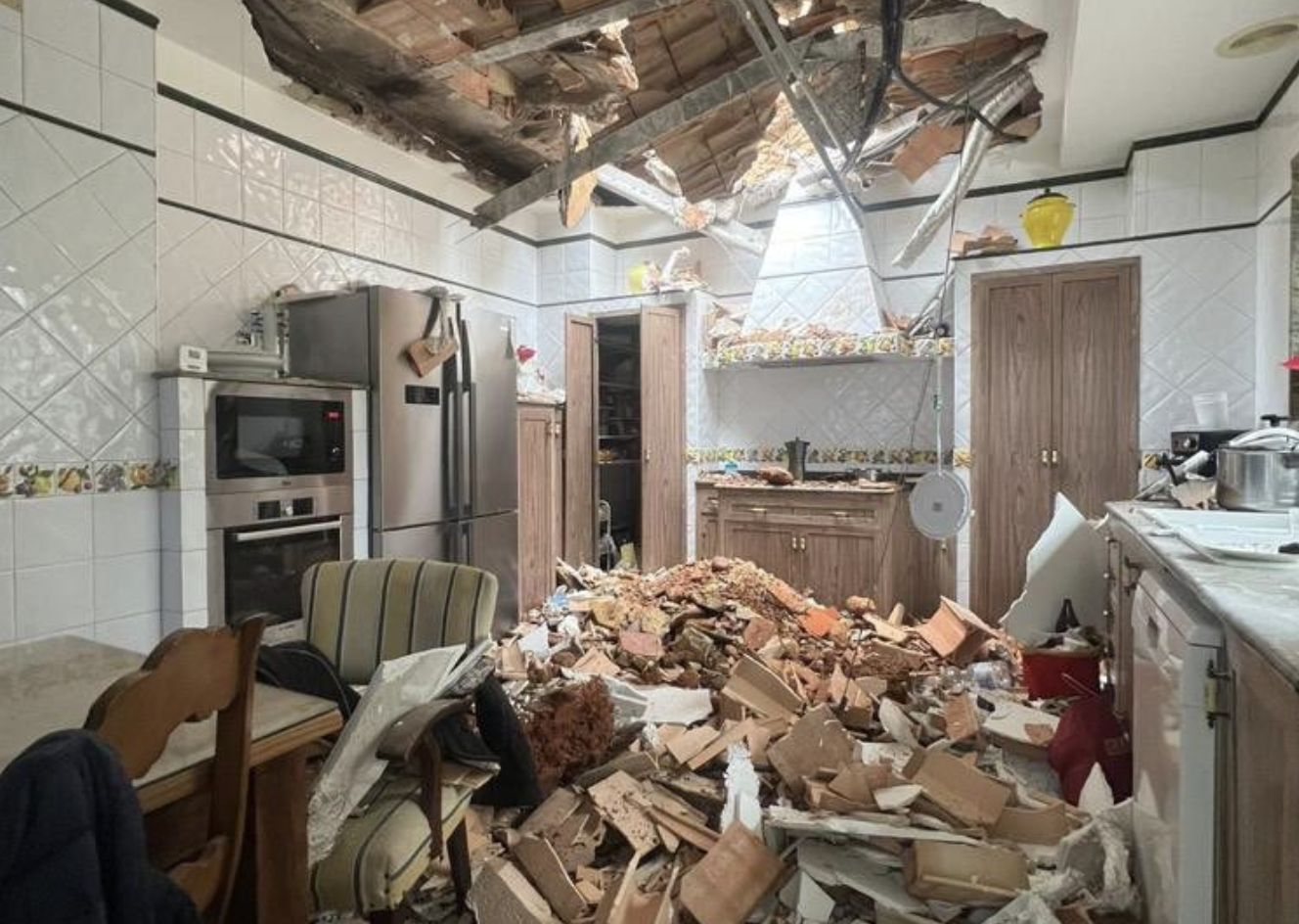 La caída de una piedra de grandes dimensiones provoca una catástrofe en una casa de Arcos.