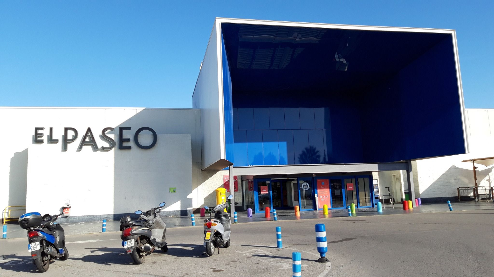 Inditex cierra otra de sus tiendas en el centro comercial El Paseo en El Puerto. Fachada del centro comercial, en una imagen de su perfil de Facebook.