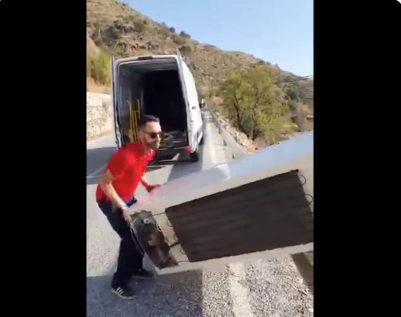 Un fragmento del vídeo en el que tira un frigorífico al monte.