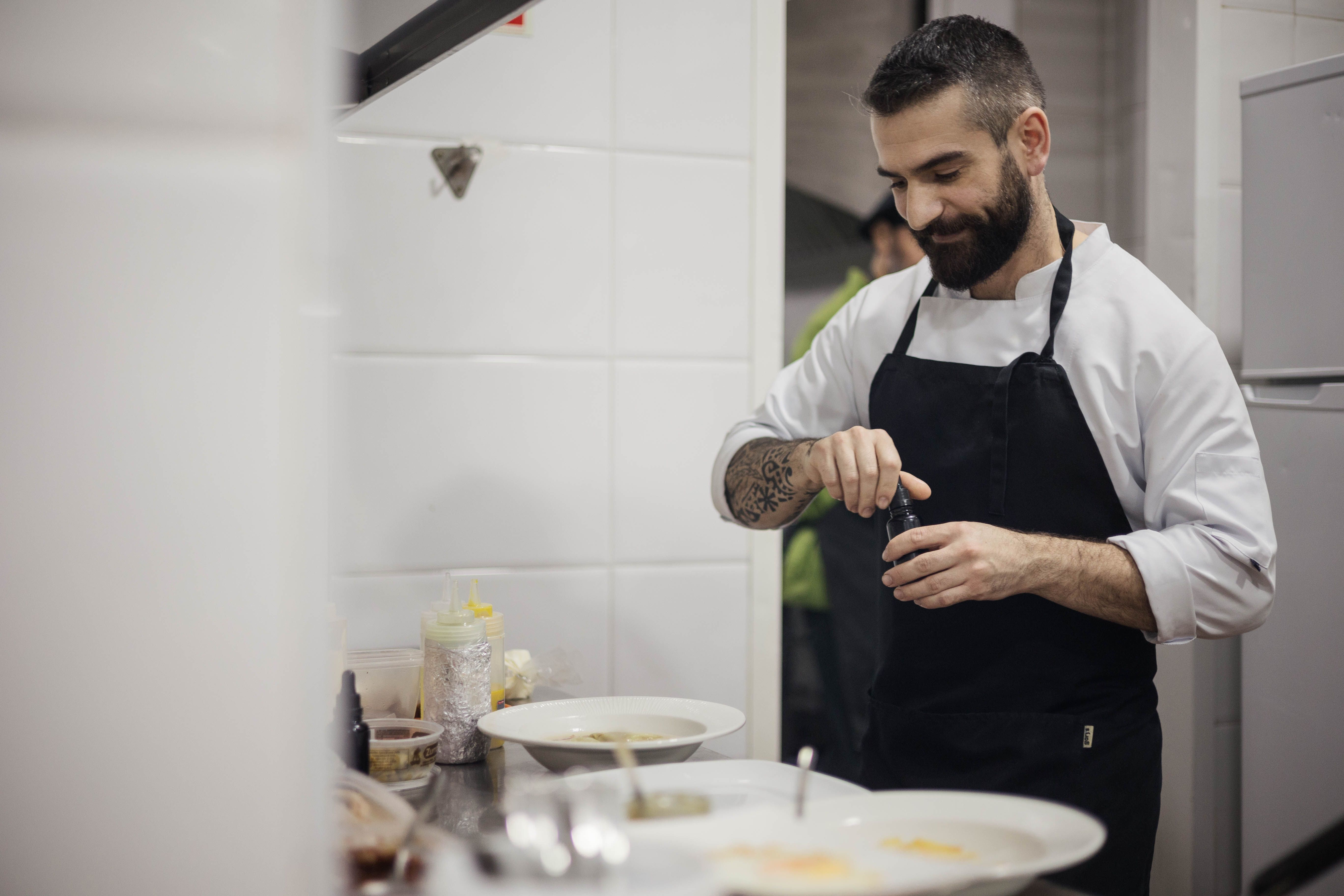 Juan prepara raviolis de puchero en la cocina del local.