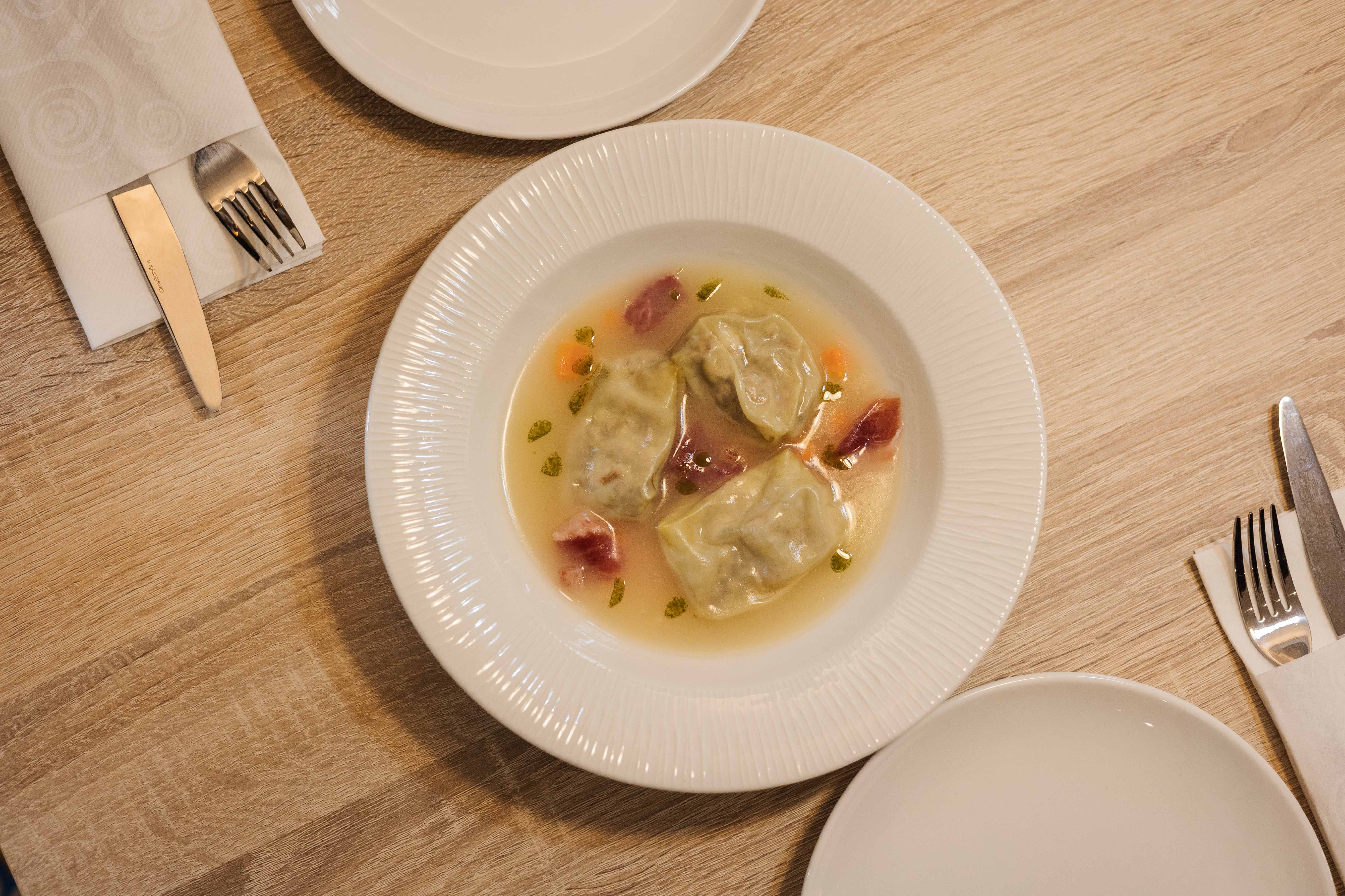 Plato de raviolis de puchero.