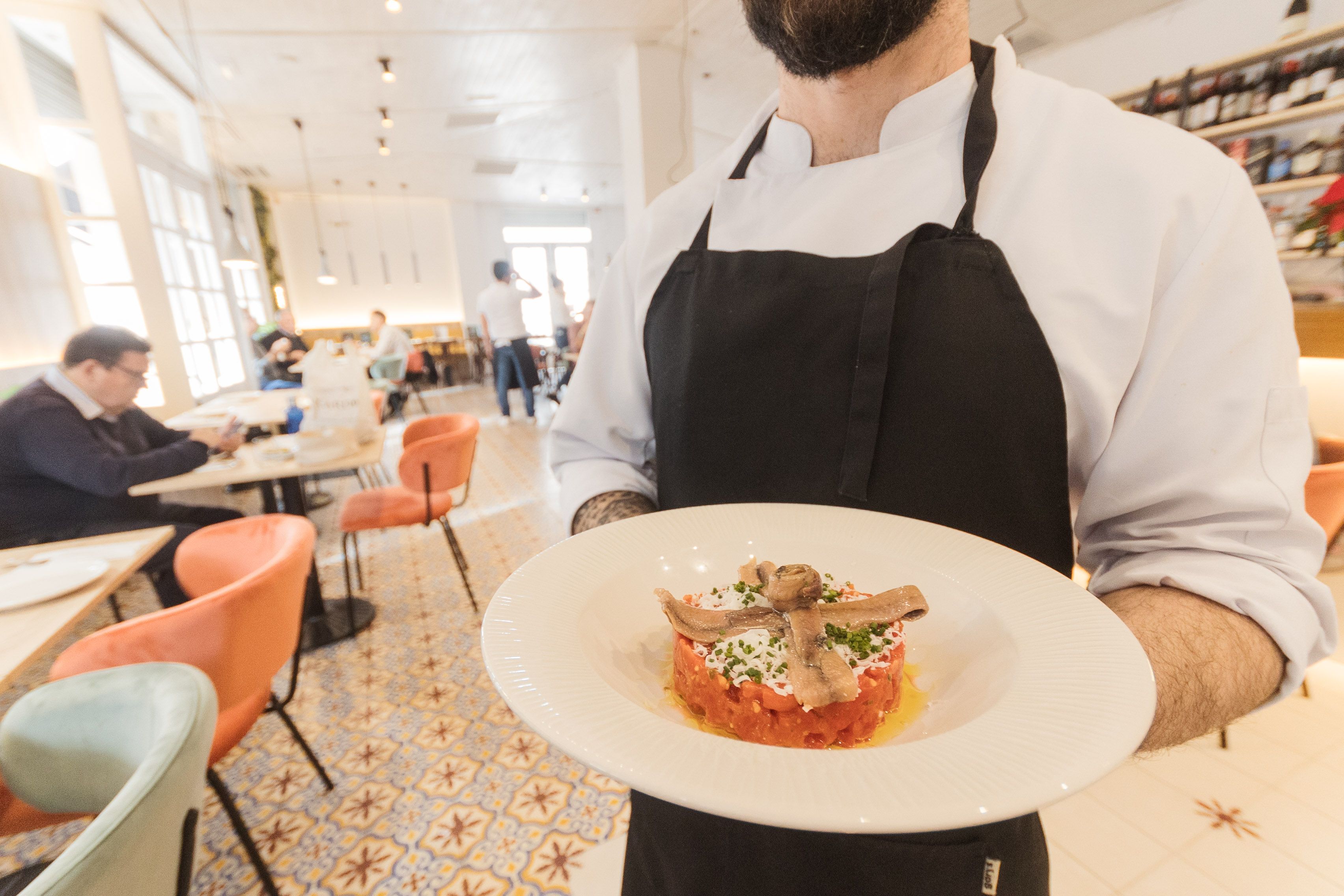Plato de tartar de tomate de Conil, con queso payoyo y anchoa del Cantábrico.
