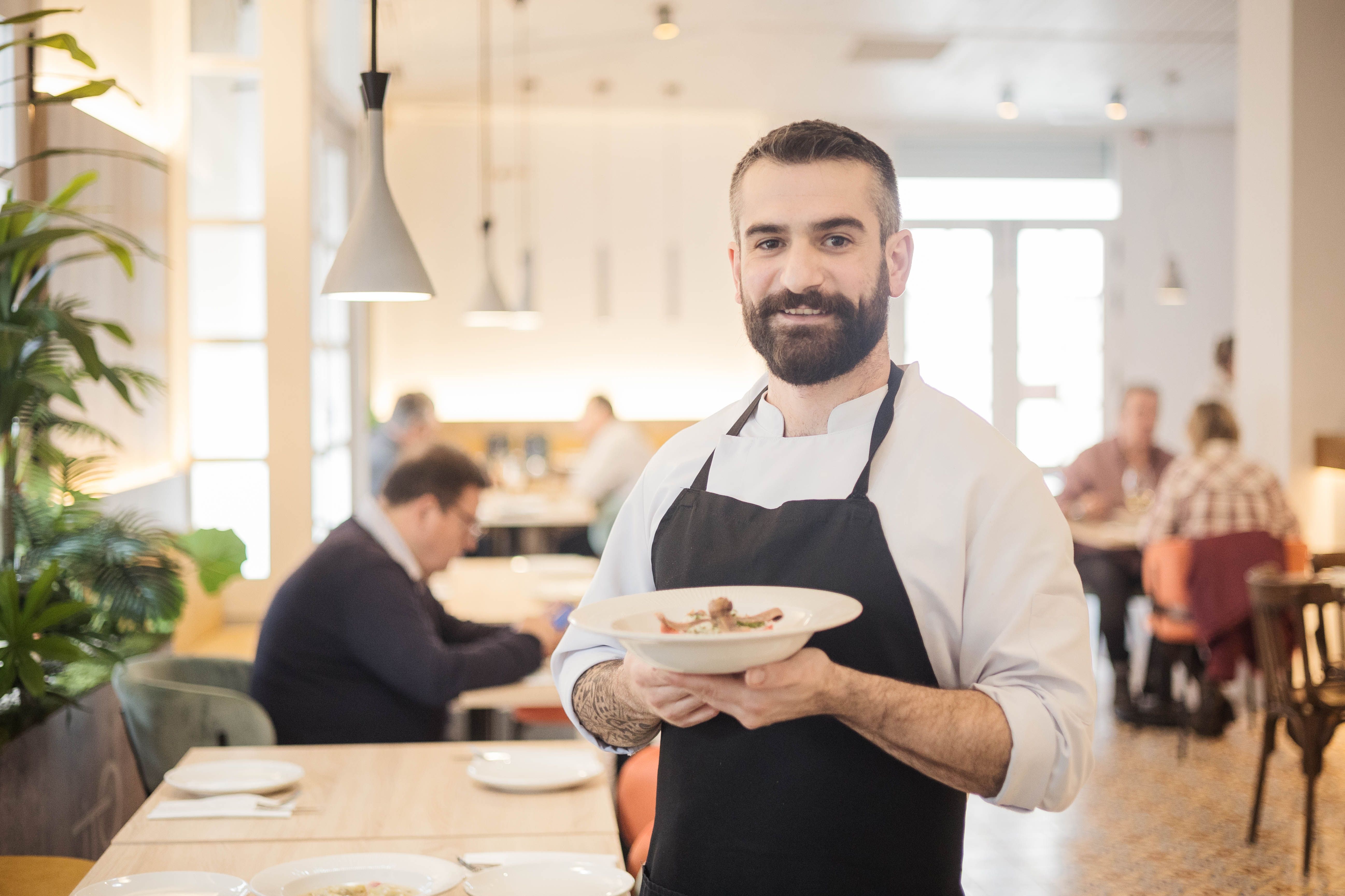 Juan Aragón Aragón en el interior de Ito Tapas en Chiclana.