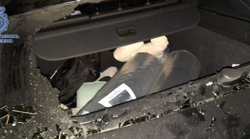 La Policía Nacional tuvo que romper el cristal trasero para rescatar a un bebé abandonado en un parking.