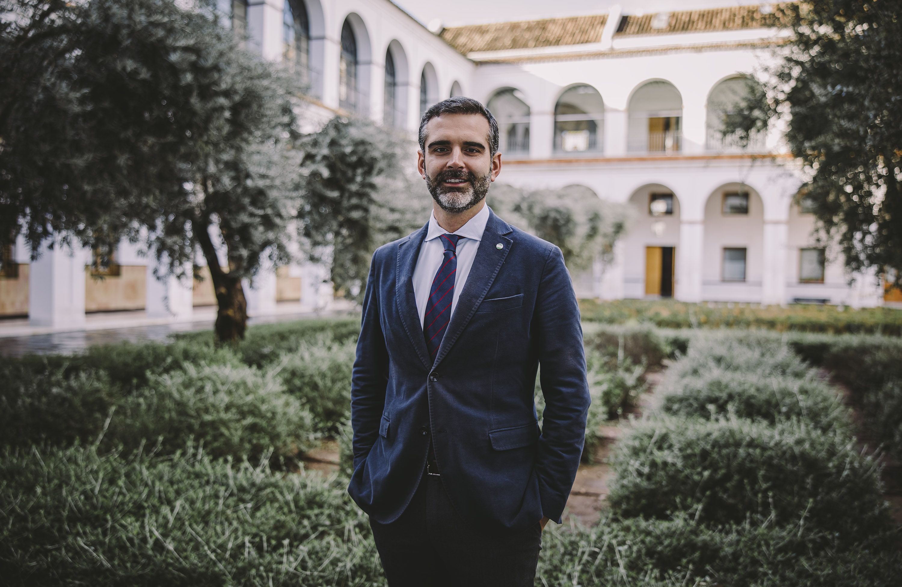 Ramón Fernández-Pacheco, consejero y portavoz del Gobierno de la Junta, este pasado jueves, posa en los jardínes del antiguo hospital de Las Cinco Llagas, sede del Parlamento andaluz, antes de la entrevista concedida a lavozdelsur.es