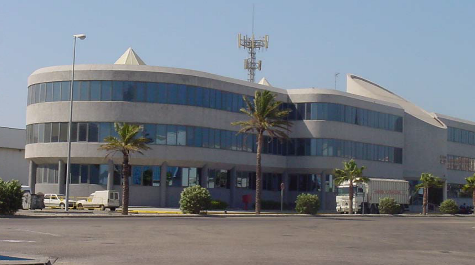 La sede de Grupo Oesía está ubicada en el edificio Atlas de la Zona Franca de Cádiz y cuenta con una superficie unos 500 metros cuadrados que alberga a una plantilla de más de 80 trabajadores.