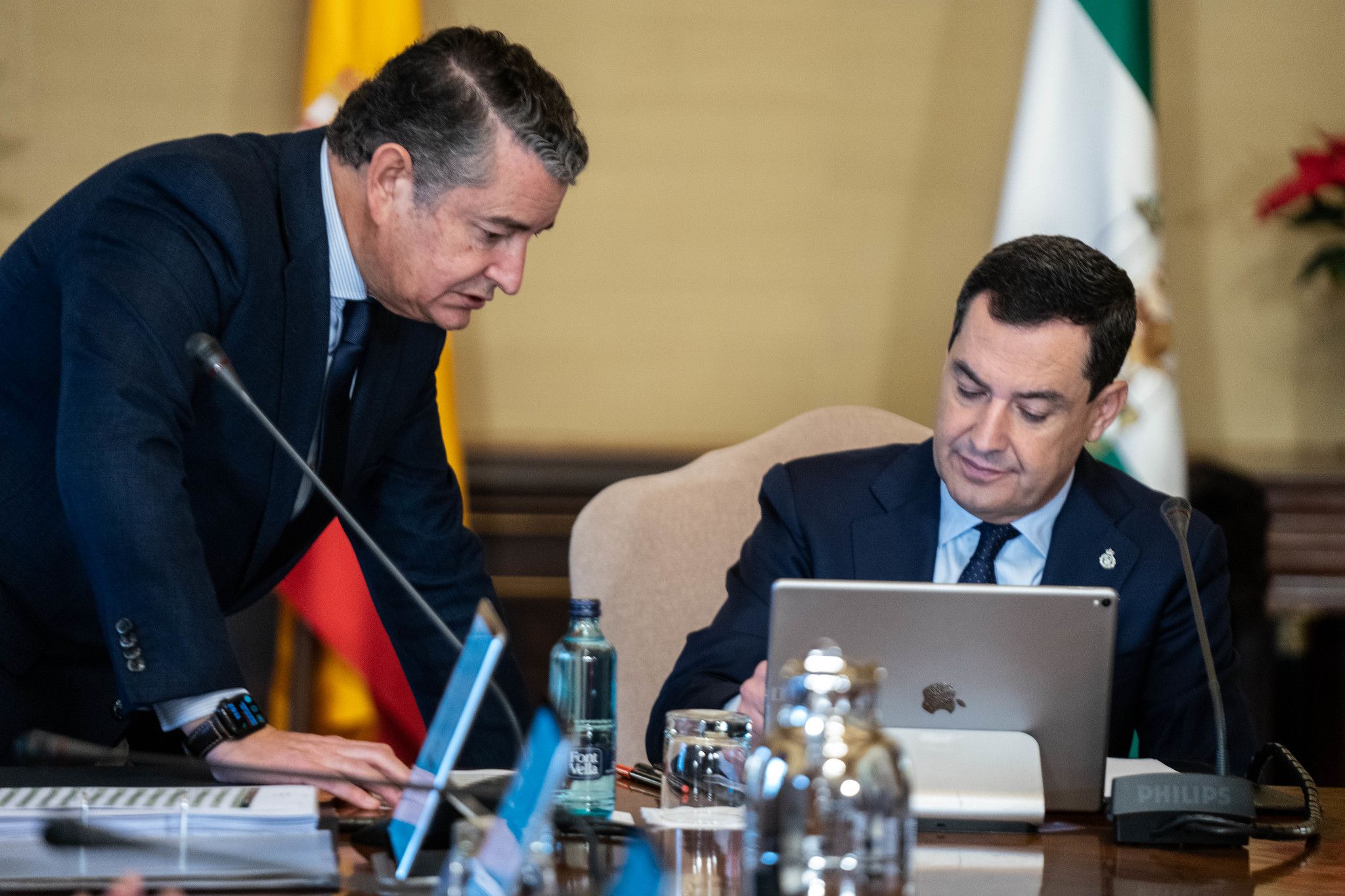 El consejero de Presidencia y el presidente Juanma Moreno. JUNTA ANDALUCIA