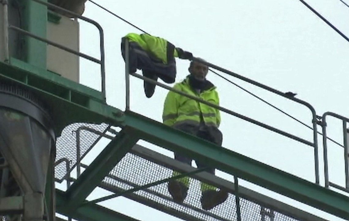 Un obrero protesta sobre una grúa a 30 metros de altura en Almería.  CANAL SUR.