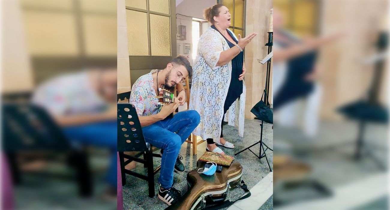 Sergio Pantoja, a la guitarra, en una de sus actuaciones.