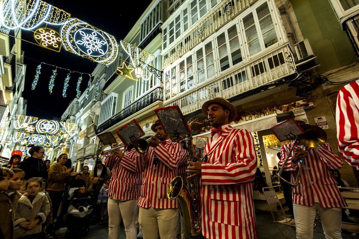 Festejos por el encendido del alumbrado navideño en Cádiz el pasado año.  GERMÁN MESA