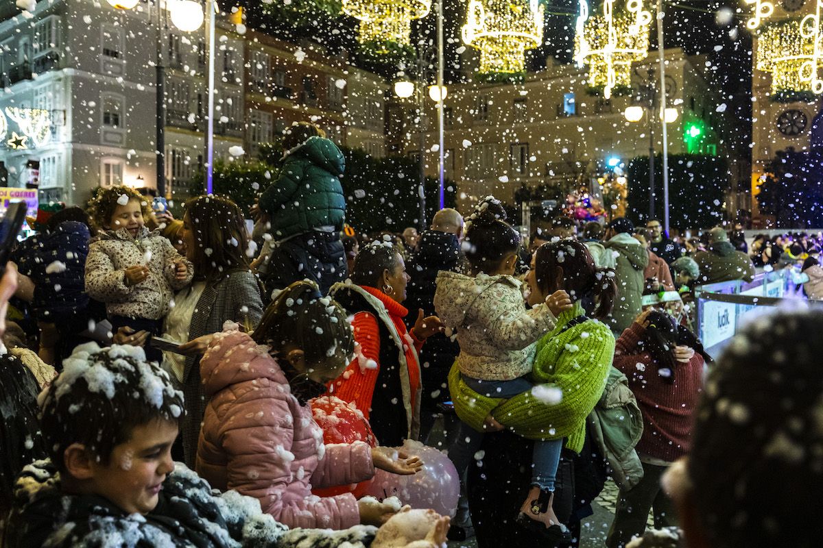 Pequeños, en mitad de la 'nevada' en Cádiz.