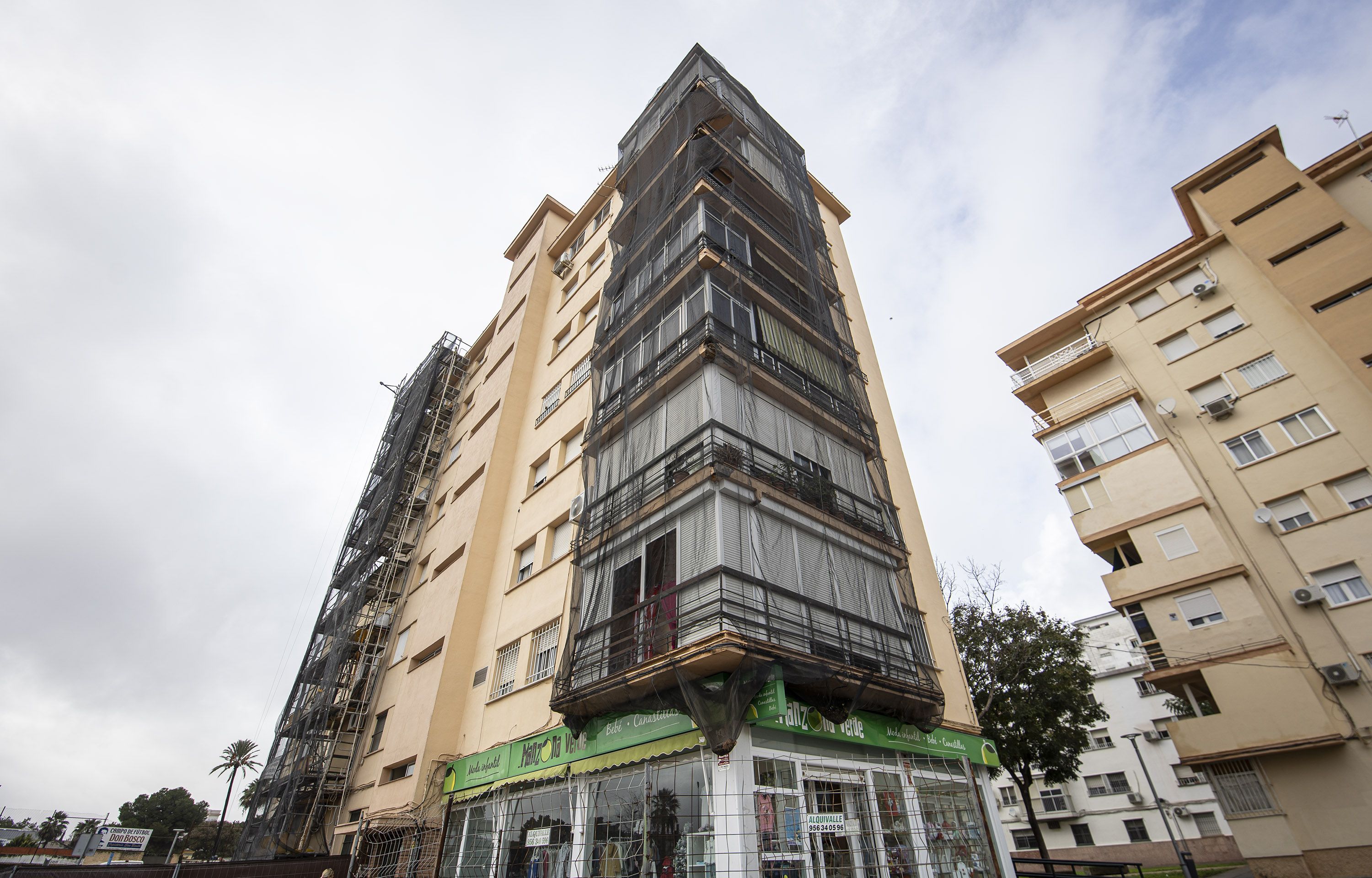 Edificio afectado en Icovesa. Los vecinos esperan una subvención de la Junta de Andalucía que les urge.