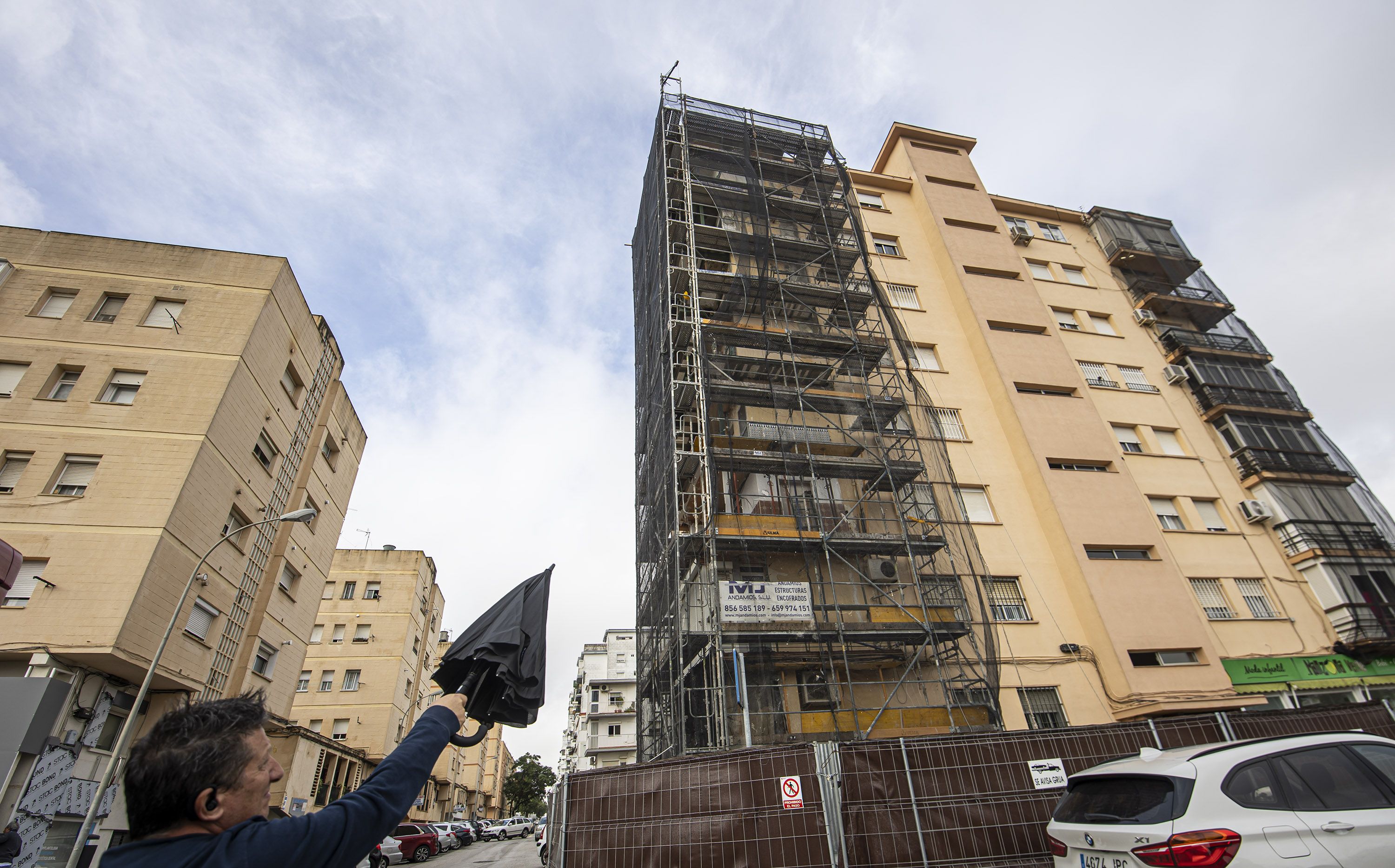 El bloque 1 de la avenida de La Serrana de Icovesa, en Jerez, cubierto para evitar la caída de cascotes.