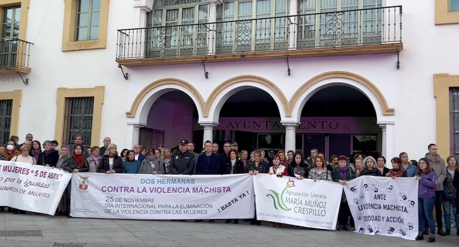 Concentración contra la violencia machista en el Ayuntamiento de Dos Hermanas.