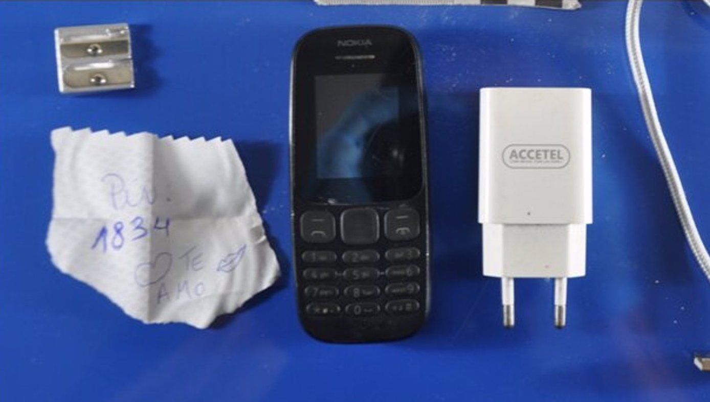 Objetos incautados al hombre que los lanzaba a una cárcel.