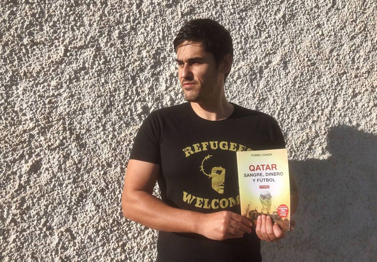 Fonsi Loaiza, posando con su libro sobre el Mundial de Qatar.