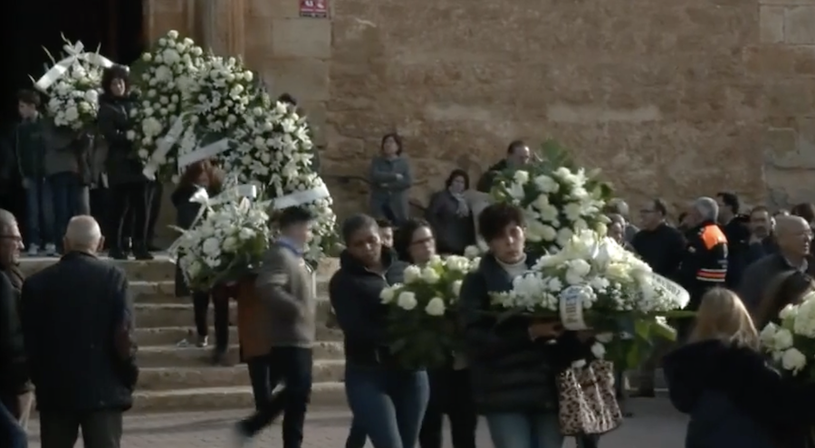 Flores blancas en el funeral de Iris y Lara, las hermanas asesinadas por su madre.