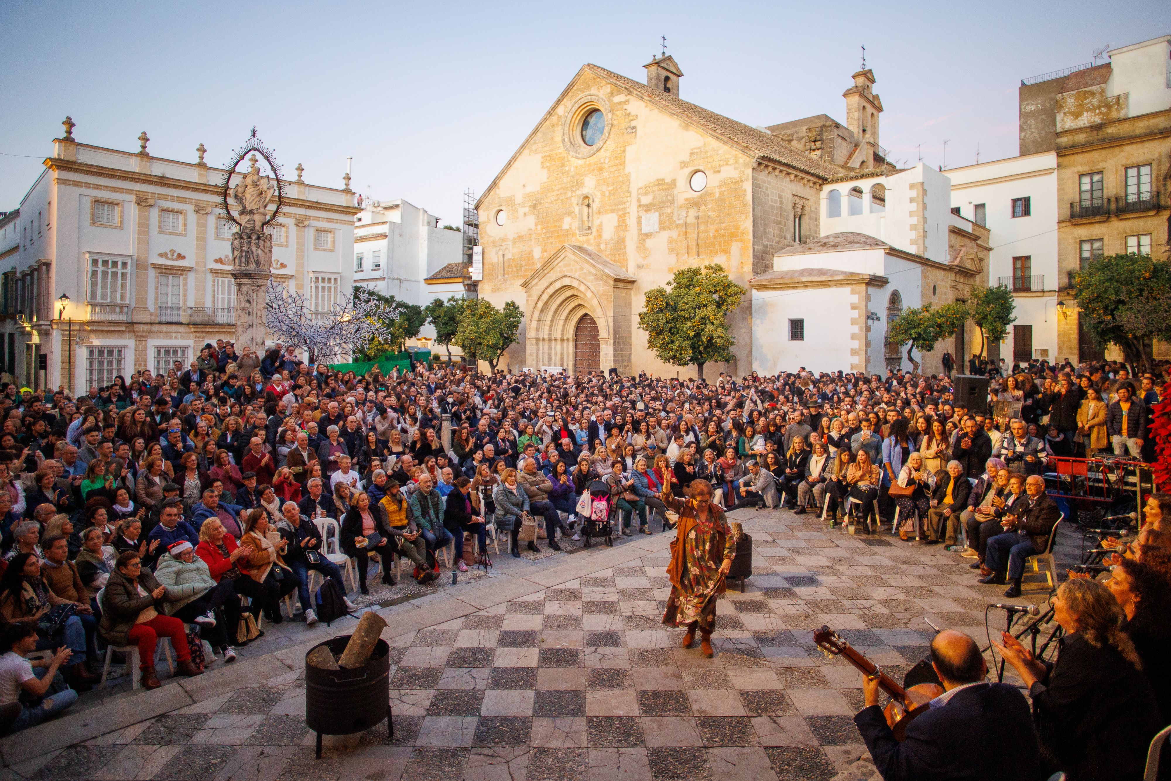 Una mujer se arranca a bailar en la Zambombas BIC celebrada en Jerez.