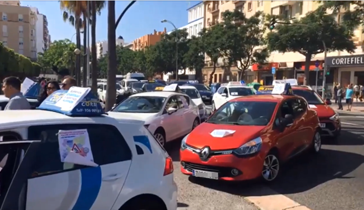 Varios de los vehículos de autoescuela, durante una manifestación en Cádiz. 