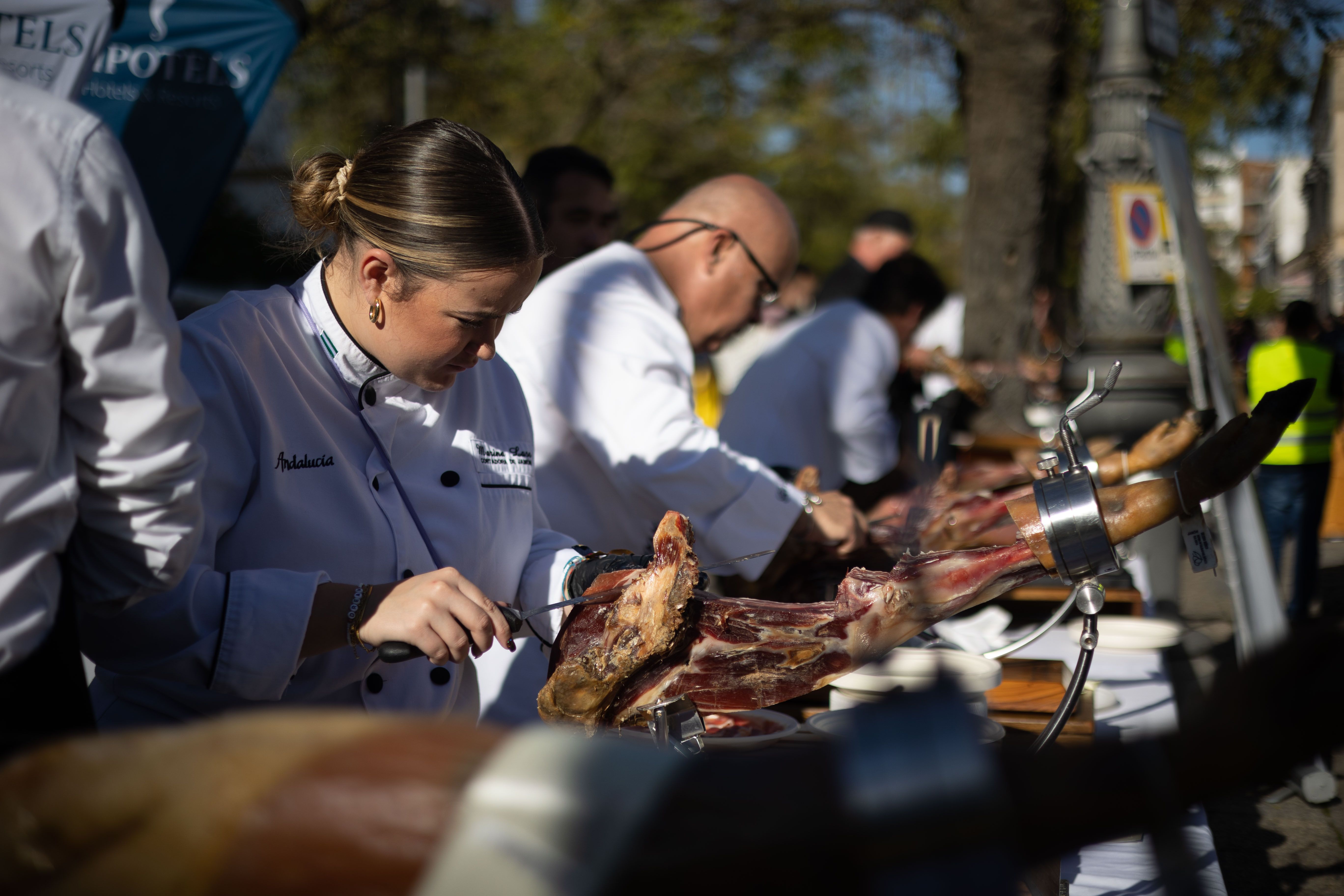 Cortadores de jamón solidarios el año pasado en la Alameda de Cristina Cortadores de jamón solidarios el año pasado en la Alameda de Cristina