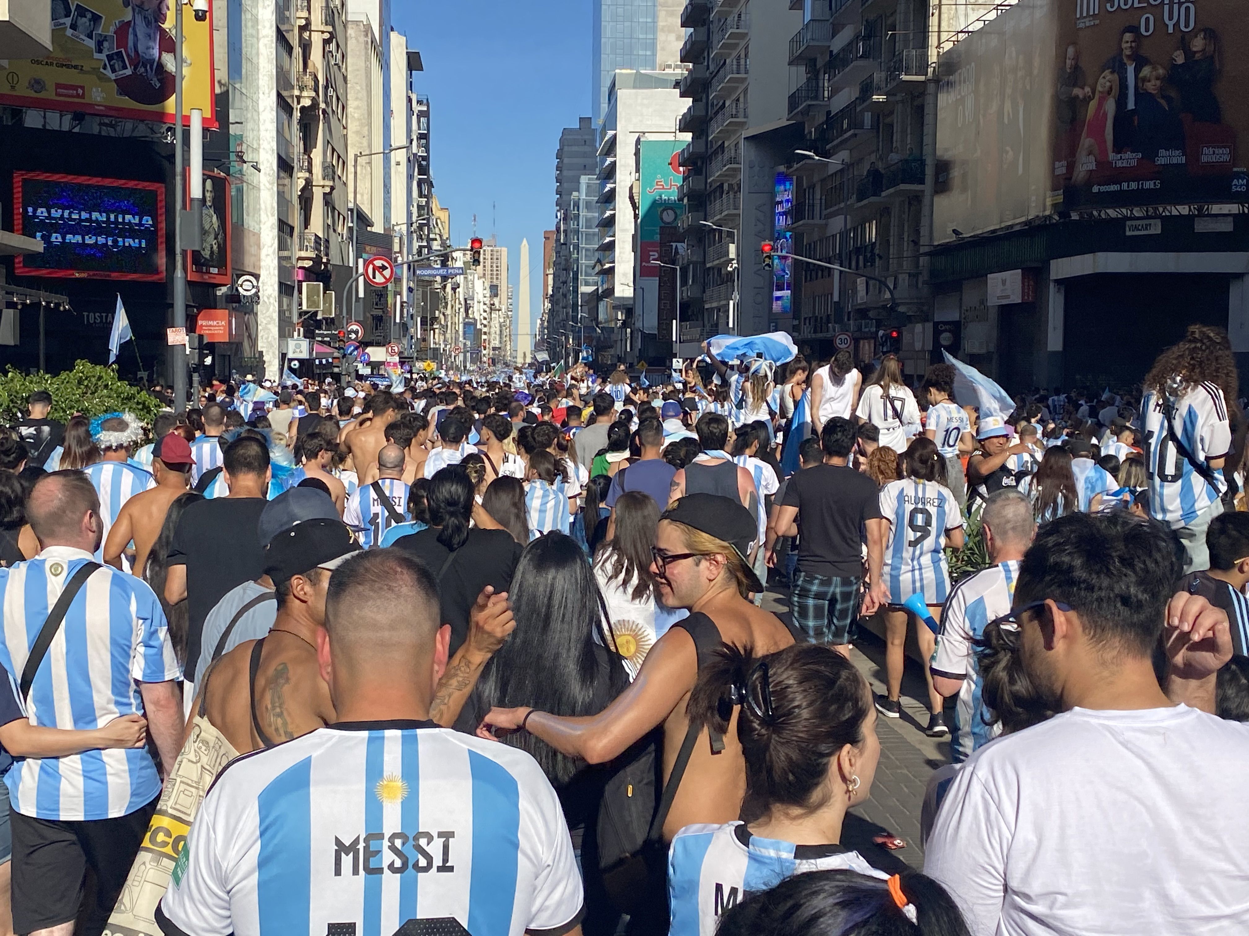 Y sí, la alegría. Miles de personas en Avda. Corrientes, camino del Obelisco. PabloMtnezcalleja, 2022