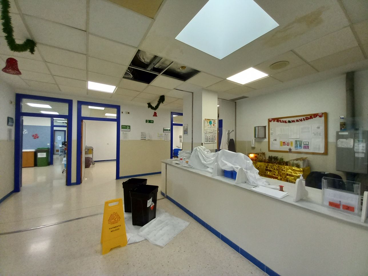 Cubos y salvacamas para las goteras, en días pasados, en el Hospital de Jerez: ya ha habido accidentes laborales.