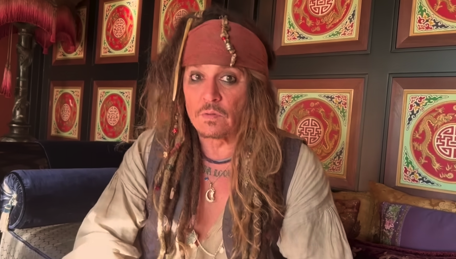 Johnny Depp encarnando a Jack Sparrow para mandarle un mensaje a Kori.