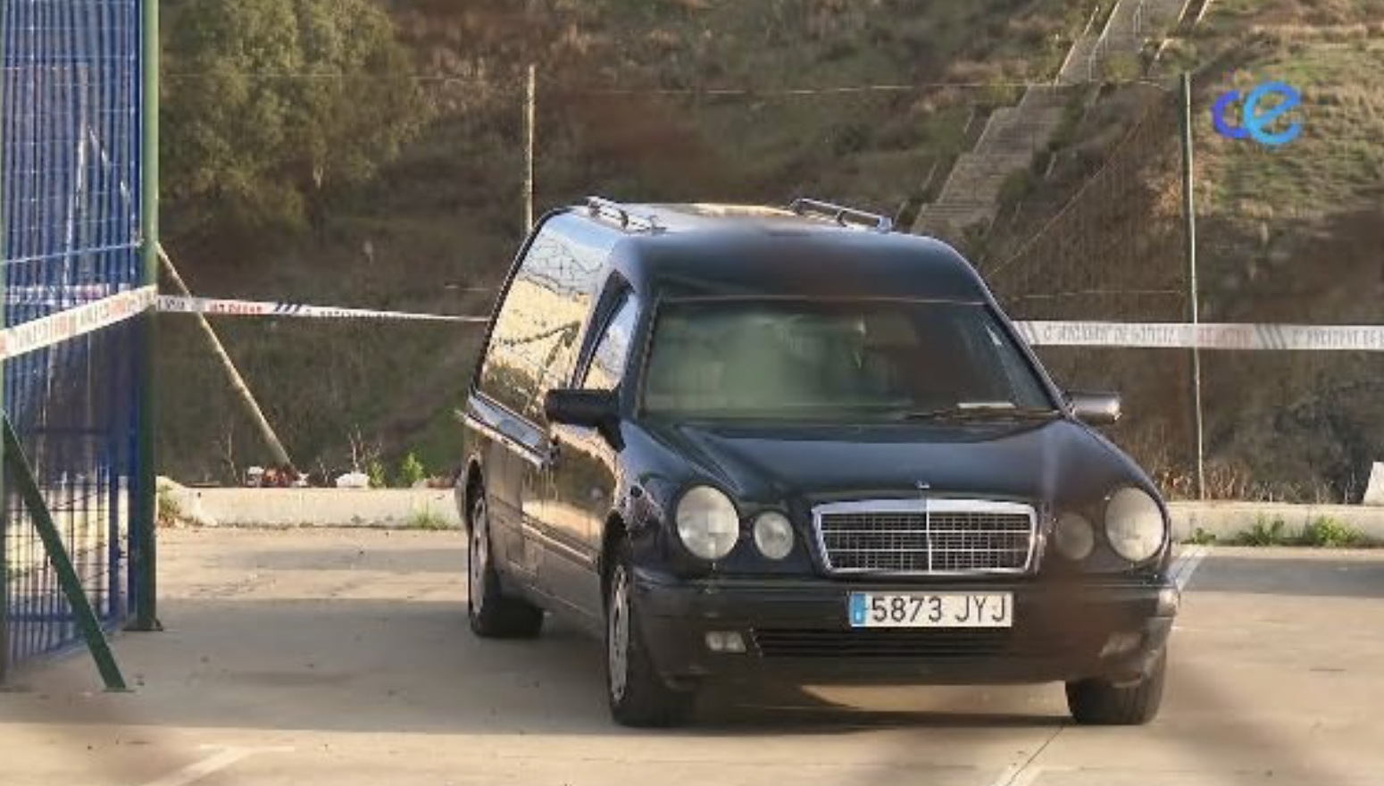 Coche fúnebre en la zona donde ha sido hallado el niño de 8 años en Ceuta, en una imagen de la Radio y Televisión de Ceuta.
