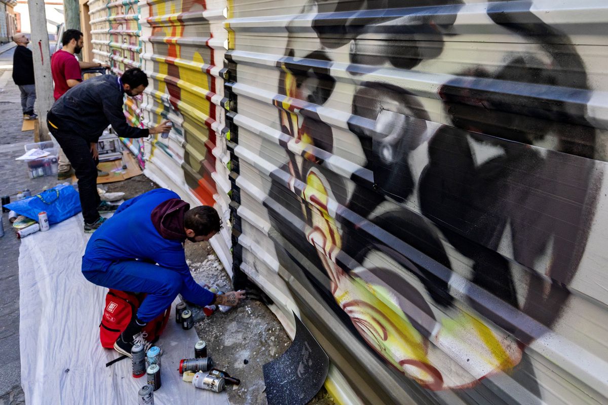 Imagen de algunos de los grafiteros que participaron en el proyecto 'De Ida y Vuelta' en Cádiz.