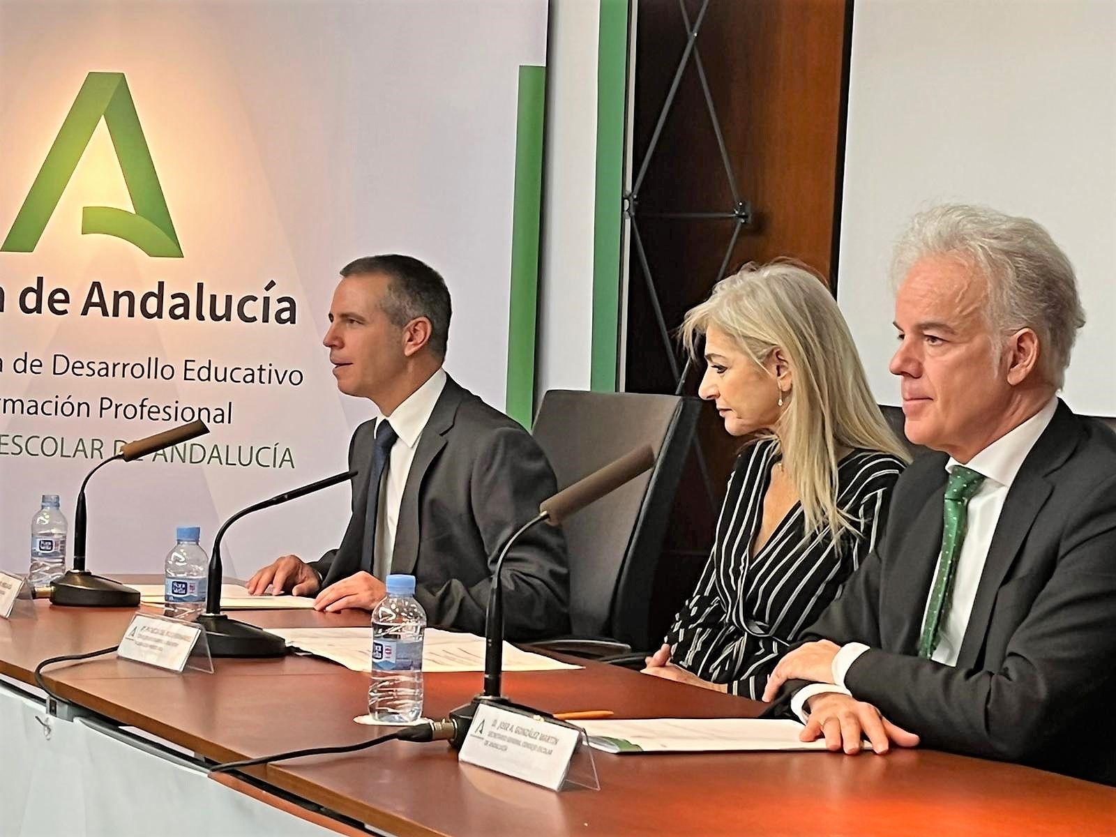 Toma de posesión de Manuel Pérez (a la izquierda, en la imagen) como presidente del Consejo Escolar andaluz, junto a la consejera de Desarrollo Educativo Patricia del Pozo.